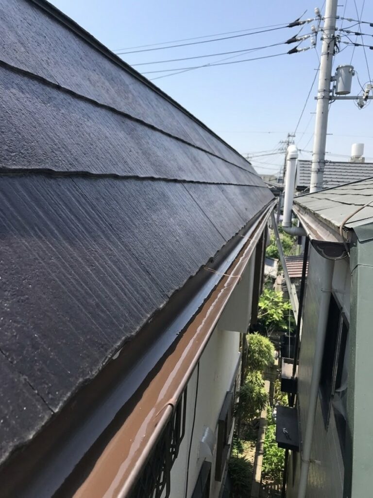 屋根塗装・雨樋交換後の屋根と新しい雨樋