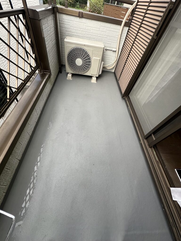 防水施工後のベランダ床と室外機まわり