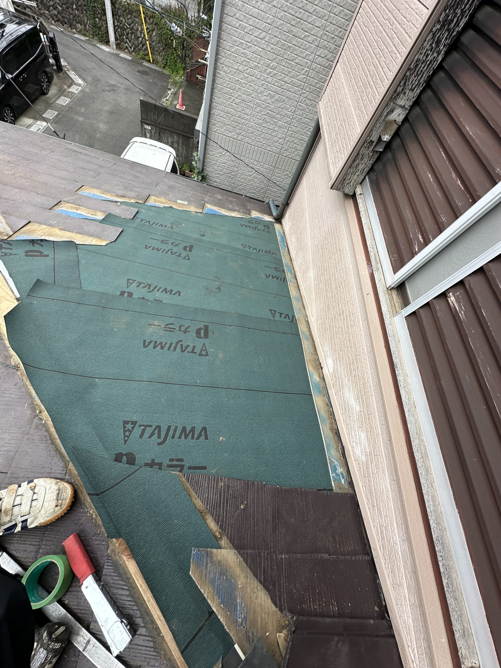 補修範囲に新しい防水シートを施工した屋根