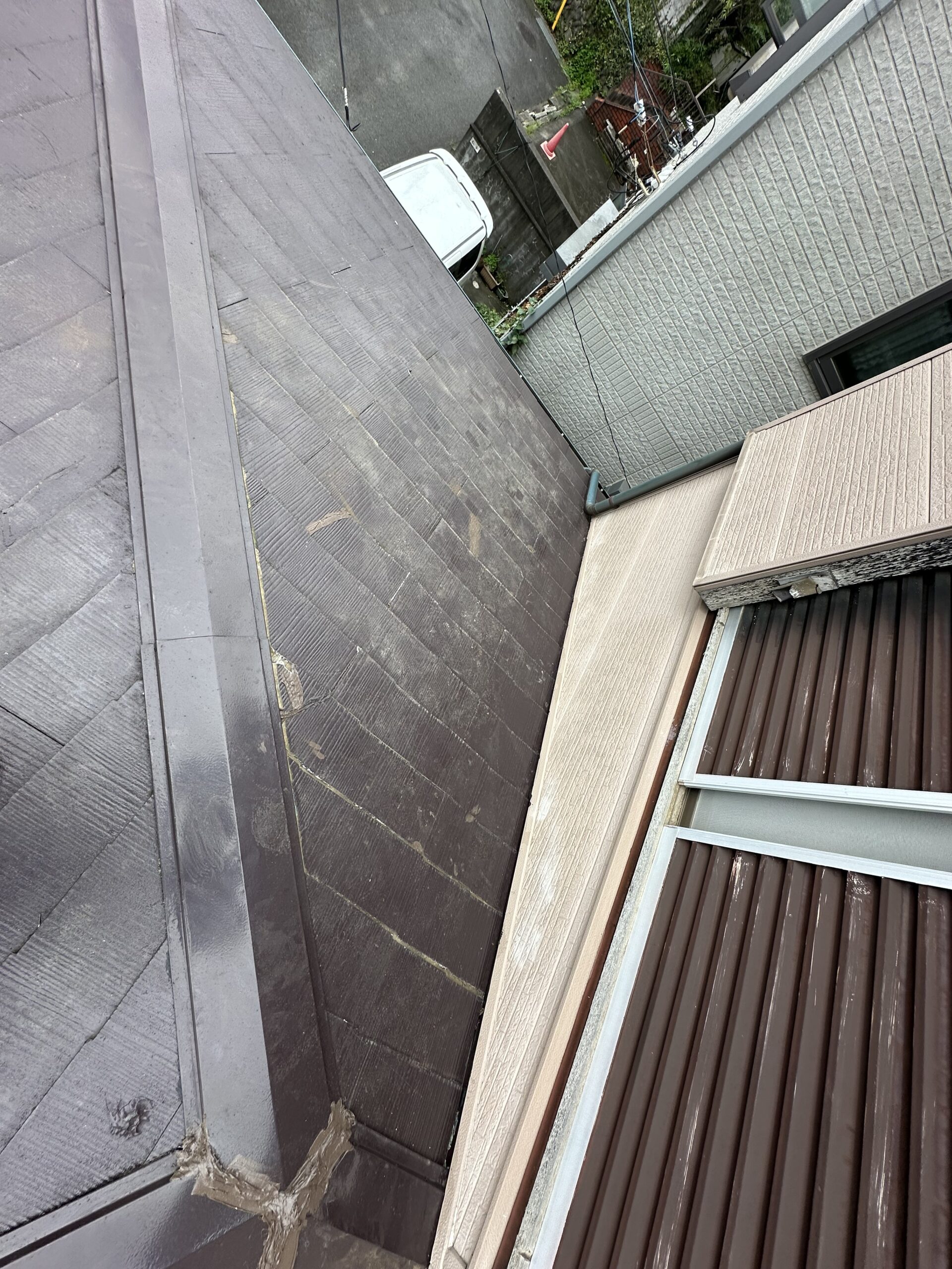 防水シート施工後に屋根材を復旧した状態